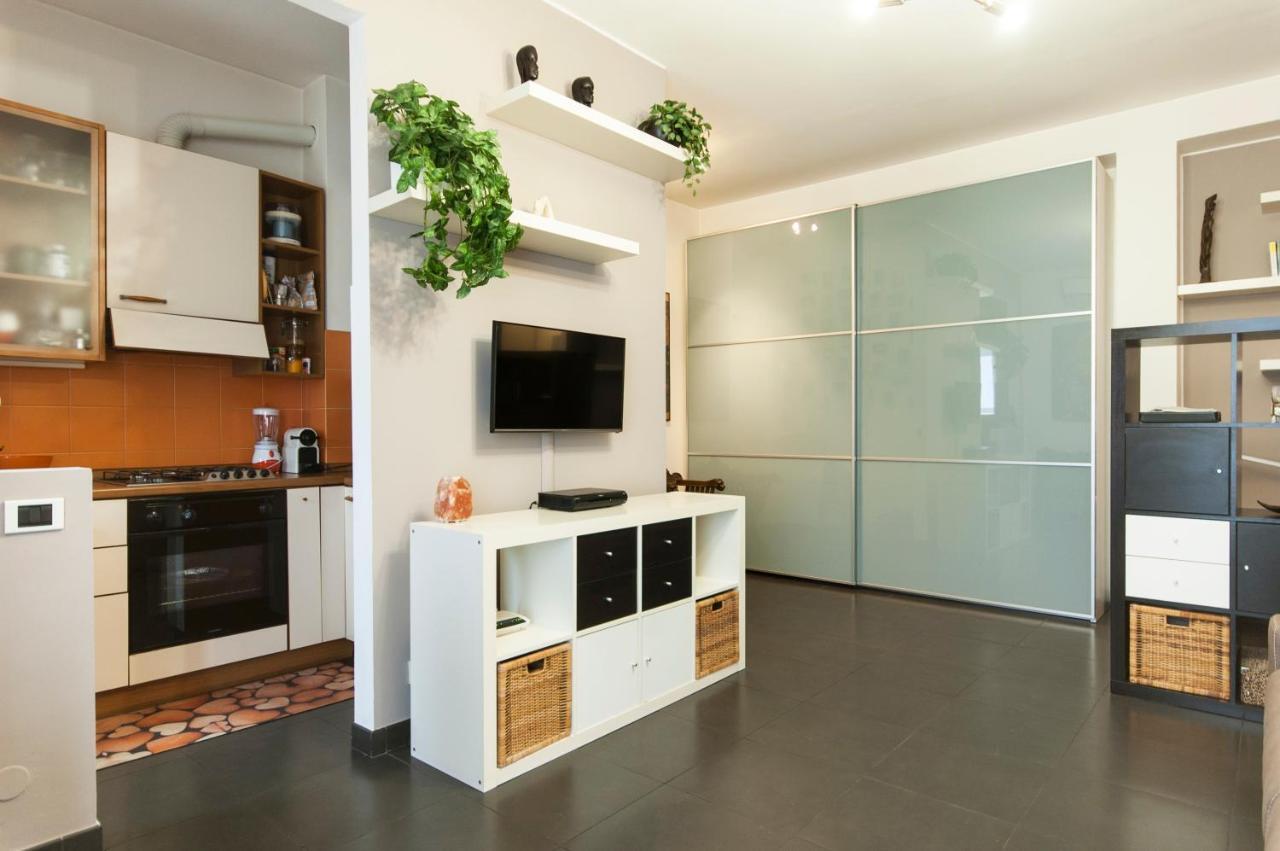 High Rise Studio Flat Near Metro Stop Милано Екстериор снимка